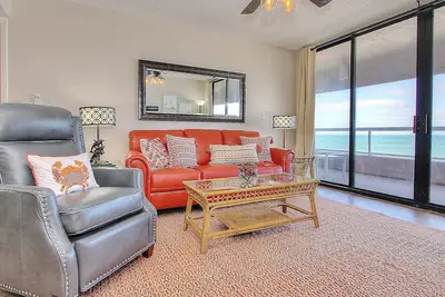 Image de Beachfront condo with great views, balcony, heated pool, sauna & hot tub