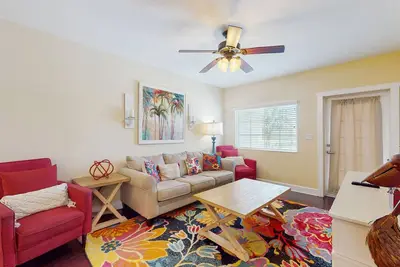 Image de Stylish, snowbird-friendly condo near the beach with Ac & W/D - dog-friendly