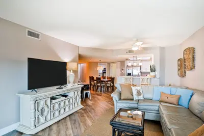 Image de 4th-floor beachfront corner condo with private balcony, views, heated pool, Bbq, Ac