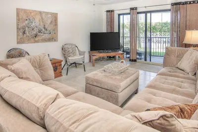 Image de Elegant 1st-floor condo w/private patio, Ac, on-site outdoor pool & gas grills