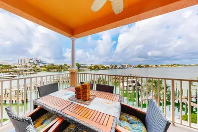 Image de Beautiful condo minutes form beach with WiFi, Ac, and pool  - One dog Ok