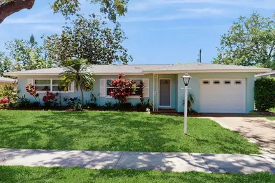 Image de Inviting ranch home near the beach - Florida room, alfresco dining