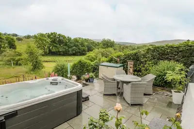 Image de White Roses Retreat, family friendly, with hot tub in Penmachno