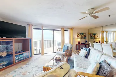 Image de Beachfront condo with pool, WiFi, Ac, washer/dryer - snowbirds welcome