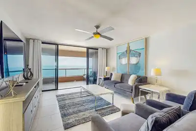 Image de 12th-floor beachfront condo with balcony, heated pool, gym, pool spa & tennis