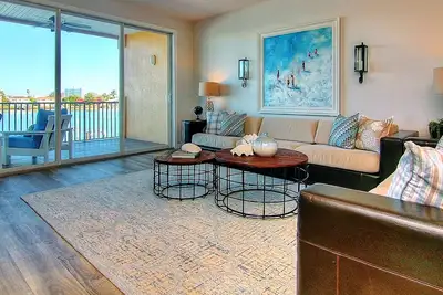 Image de Upscale waterfront condo with heated pool & spa - walk to Clearwater Beach