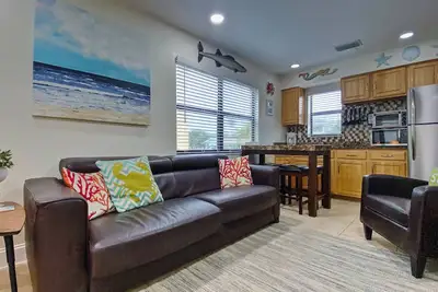 Image de Charming getaway across the street from sparkling waters of Redington Beach