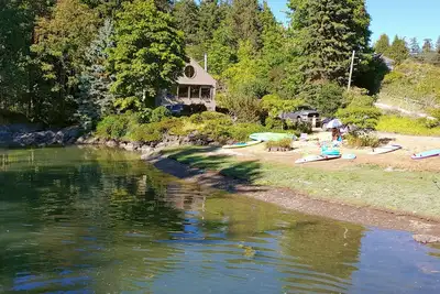 Image de Waterfront cottage with tidelands, creek and waterfall!