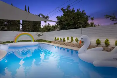 Image de Stylish Mid-Century Villa w\/ Pool, 10 mins to Disney