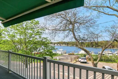 Image de Located in the heart of downtown Saugatuck, Tootsie's Place offers spectacular