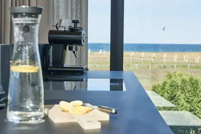 Image de Vacation home (terraced house) only 200 meters from the beach + sea view!