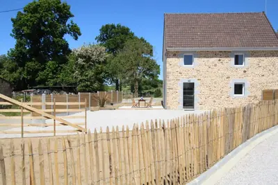 Image de Maison moderne avec terrasse, jardin privé et mini-ferme, entre Avranches et Granville.