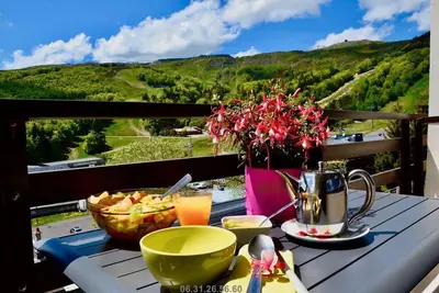 Image de auvergne bretagne Gite Le Caribou Super Besse Lac piscine plage randonnées