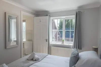 Image de \"Ginger and Gold Haven\" – Peaceful Retreat with Free Parking, Garden, and Super King Bed