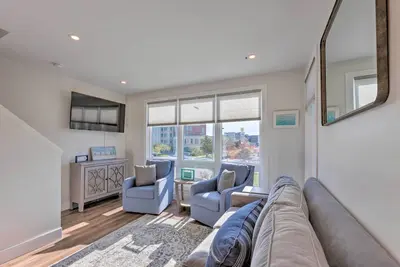 Image de Traverse City Townhome: Walk to Beach!