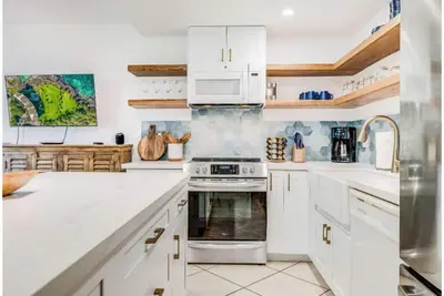 Image de Gorgeously Updated - Kihei Surfside #113 - Groundlevel Oceanfront Condo