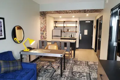 Image de Backstage vibe- Lancaster charm -King Room w\/Kitchenette & Separate Seating Area