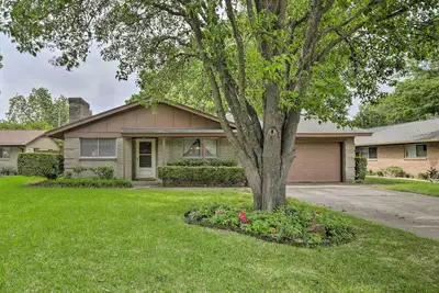 Image de 1 Mi to University of Texas: Home in Richardson!