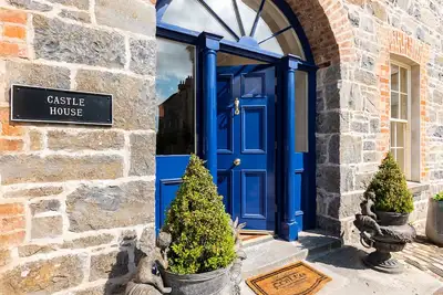 Image de 8 bedroomed house steeped in history