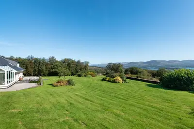 Image de A split-level spacious home with sea & mountain views