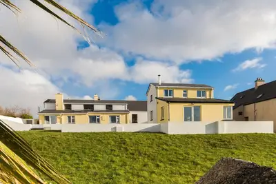 Image de Large house with adjoining cottage close to Waterville