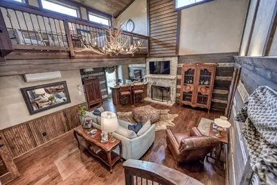 Image de Luxury 23-acre Ranch Cabin with Hot Tub!