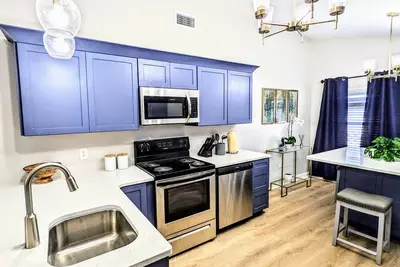 Image de New listing! Premium location steps from the beach