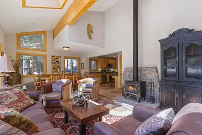 Image de Trailside in Alpine by Tahoe Getaways - Pet-Friendly 6br w/ Hot Tub & Shuttle