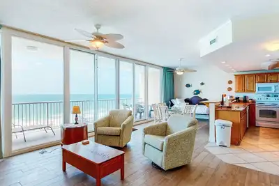 Image de Gulf-view getaway with on-site pool, hot tub, sauna, and fitness center