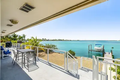 Image de Dog-friendly beach escape with dock, furnished deck & bay views