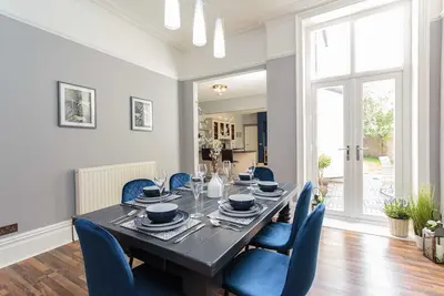 Image de Newly Refurbished 5 bedroom 3 bathroom Superior Stay