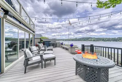 Image de Private Beachfront Home w/ Hot Tub - Walk to Restaurants, Coffee and More!