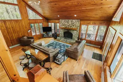 Image de Cozy 5-bedroom home for large gatherings.
