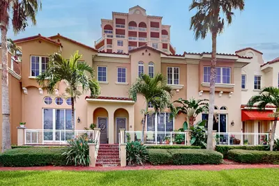 Image de Spacious townhome in prime location w/patio, heated pool, hot tub, pool spa, gym