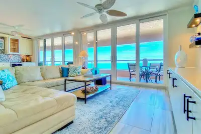 Image de Luxe penthouse with balcony, sweeping views, heated pool, spa, hot tub & gym