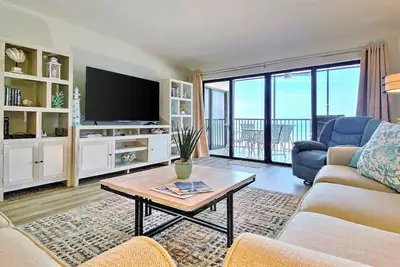 Image de Pristine condo with sweeping Gulf views, pool, sauna, & tennis