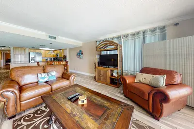 Image de Beachfront condo with pool, hot tub, balcony, & grill
