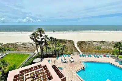 Image de 5th-floor beachfront condo with balcony, views, heated pool, sauna & hot tub