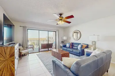 Image de Snowbird-friendly beachfront condo with pool, tennis & Ac - dog-friendly