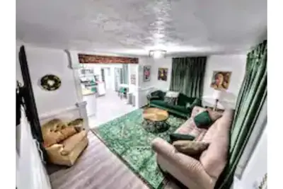 Image de Creative Chalet - 3 King Beds! 4 rooms! Gig Wifi⚡️