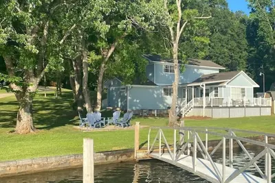 Image de Anchors Away-\nEnjoy our 3bedroom/3bath home on the lake!