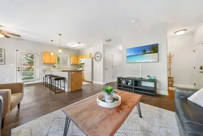 Image de Stylish Cda Condo – Pet Friendly + Near Everything