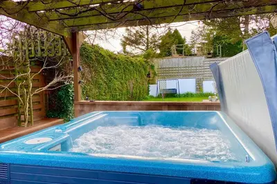 Spacious open plan apartment with Bbq and hot tub