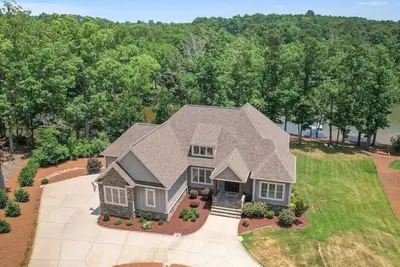 Image de Lakefront 5 bedroom- Firepit, Bar, Screen Porch, Bunkroom!
