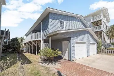 Image de Located directly on canal w/ beautiful water front views — one block from beach