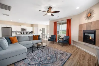 Image de Stunning Views + Hot Tub + Location! 3 bed/3 bath
