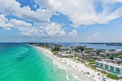 Image de Two story condo with ocean on one side and bay on other only steps away
