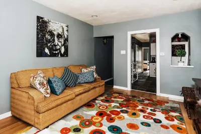 Image de Unique Eclectic Tudor - King Bed! Parking! 30 Night Minimum.