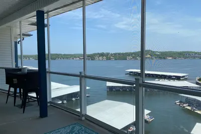 Image de 6th Floor Views! ! 2-Bedroom, 2-Bathroom. Beautiful Lakeside Pool!
