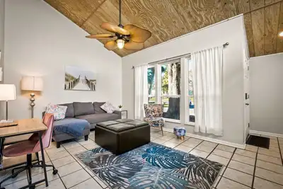 Image de Walk2Beach / 3 Bdrm / 2 Bthrm / PetsOK / Fncd Yrd